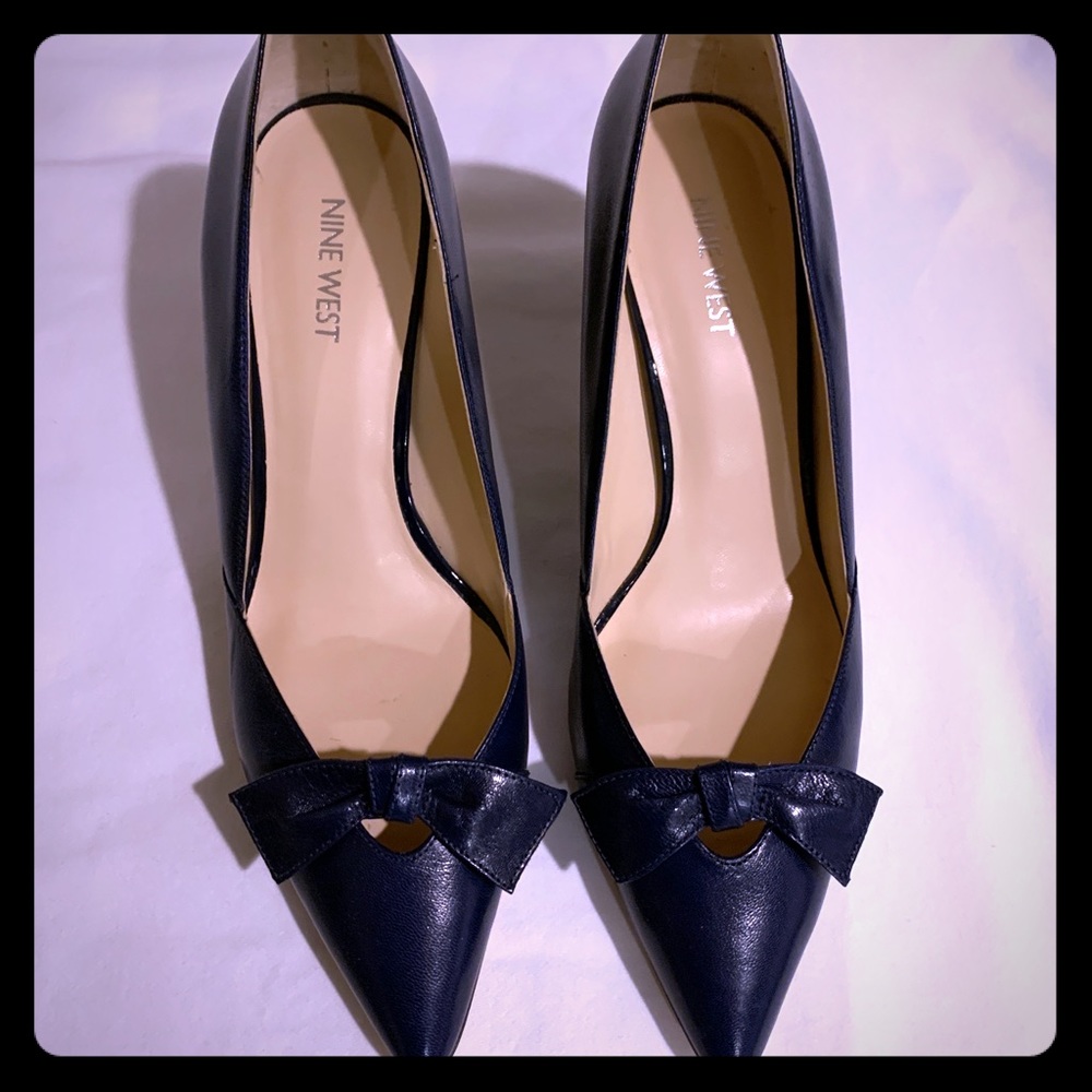 Nine West NWOT Navy Blue Pumps with bow 3-1/4”